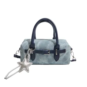 Bolso Boston de mezclilla para mujer elegante con colgante de estrella y correa chic.