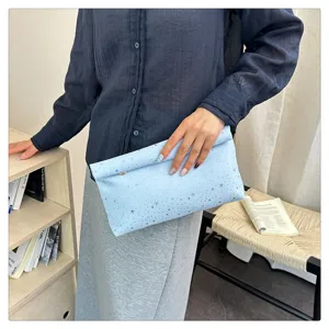 Γαλάζιος φάκελος clutch με αστέρια, κομψή δερμάτινη τσάντα χειρός για γυναίκες καθημερινά.