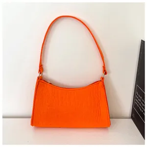 Orange Kroko-Praegung Umhaengetasche, minimalistische 90er Jahre Retro Baguette Tasche.