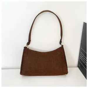 Braune Wildleder Achseltasche Detailansicht mit strukturierter Oberfläche und Reißverschluss.