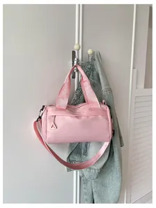 Vista detallada del elegante bolso cruzado minimalista de color rosa para mujer.