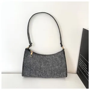 Graue Filz-Umhängetasche für Damen, stilvolle Achseltasche mit Reißverschluss und Metall.