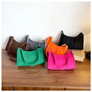 Detailansicht stilvoller, mehrfarbiger Schultertaschen mit schickem Kroko-Muster-Design.
