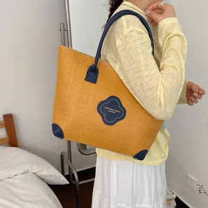 Κομψή υφαντή γυναικεία τσάντα shopper με μπλε δερμάτινη λαβή και μπαλώματα τριφύλλι.