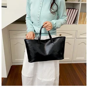 Λεπτομερής όψη casual μαύρης δερμάτινης τσάντας tote γυναικών στην καθημερινή ζωή.