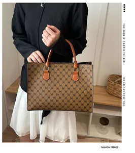 Borsa tote marrone con monogramma elegante dettaglio con texture raffinata e design.