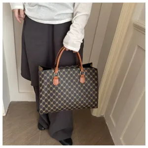 Elegante borsa shopper con monogramma da donna, borsa a spalla chic con manici marroni.