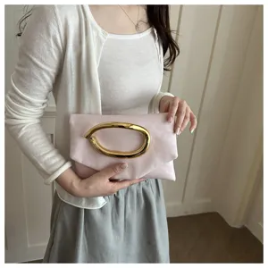 Detailansicht der modischen Damen Clutch Tasche mit goldenem Griff in elegantem Rosa.