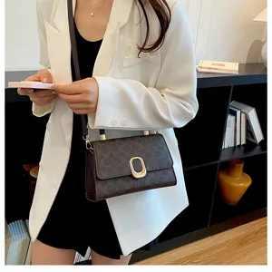 Modische Damen Umhängetasche mit Monogramm, eleganter Metallschnalle und verstellbarem Gurt.