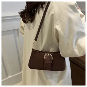 Borsa a spalla baguette marrone in camoscio da donna con elegante fibbia in metallo.