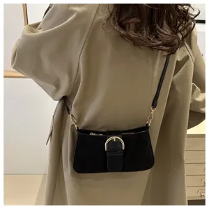 Borsa a tracolla nera chic da donna, elegante design retrò baguette con fibbia dorata.