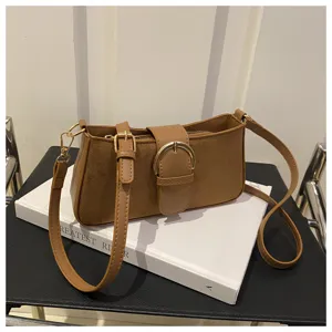 Borsa a tracolla marrone in camoscio da donna, stile retro chic con fibbia in metallo e design elegante.