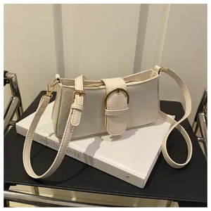 Vista dettagliata della borsa a spalla bianco sporco chic con elegante fibbia in metallo.