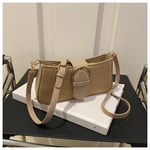 Borsa a tracolla in camoscio beige da donna, borsa baguette retrò con fibbia e dettagli dorati.