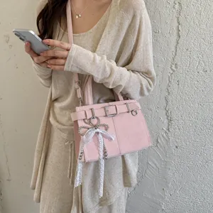 Bellissima borsa a mano rosa da donna con fibbia e ciondolo a nastro, molto elegante.