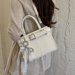 Borsa a mano bianca elegante da donna con fibbia e fiocco in pizzo vista dettaglio