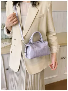 Chic bolso cruzado Boston en color lavanda con diseño grabado retro para uso diario.