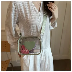 Sac bandoulière transparent en PVC avec sangle large et cœur pour la mode d'été.