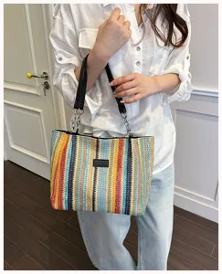 Detailansicht der bunten Strohgewebe-Tasche mit Kettengriff, ideal für den Sommer am Strand.