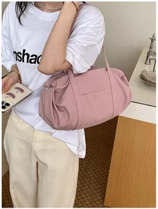 Minimalist large-capacity shoulder tote bag for women, stylish commuter handbag detail.