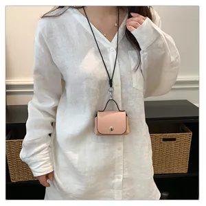 Chique mini roze lederen vierkante tas ketting met zwart koord en metalen slot.
