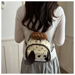 Dettaglio di zainetto a pois con cartone animato carino, con design di cane e peluche di pane.