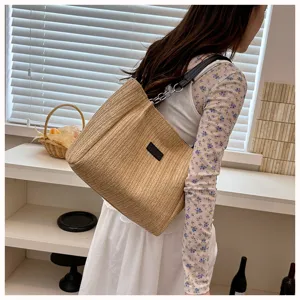 Gestreifter Stroh-Shopper mit Kettendetail, ideal für Sommertage am Strand und den Urlaub.