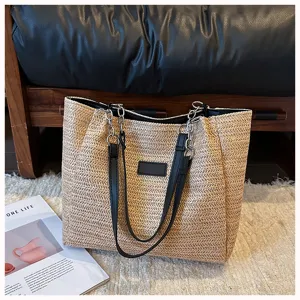 Detailansicht der Sommer Strand Stroh Shopper Tasche mit schwarzen Ledergriffen groß.