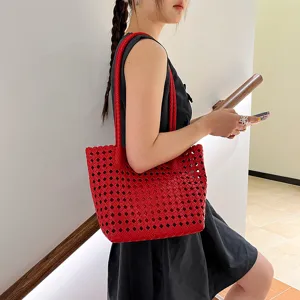 κόκκινη πλεκτή τσάντα tote από δέρμα για γυναίκες, μαλακή τσάντα ώμου για μετακίνηση.