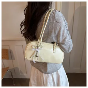 Gros plan détaillé du sac porté épaule coréen chic doté d'un ravissant pendentif en perles.