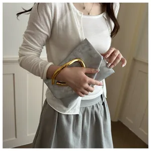 Elegante silberne Clutch Handtasche mit einzigartigem goldenen Metallgriff Damen.
