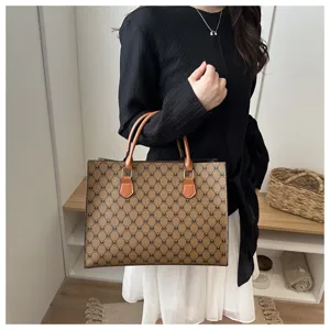 Borsa tote marrone con monogramma elegante da donna, design classico con manici robusti.