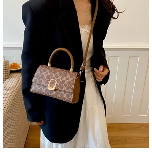 Elegante braune Monogramm Umhängetasche mit Henkel für Damen, schicke modische Damentasche.