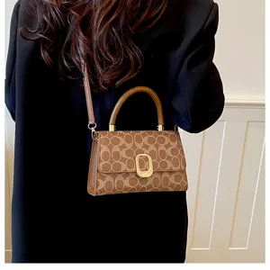 Bolso bandolera con monograma elegante de mujer vista detallada, bolso clásico pequeño.