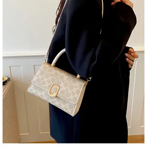 Schicke minimalistische Damen Umhängetasche mit elegantem Monogramm Muster und tollem Schloss.
