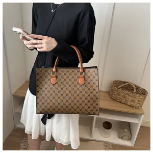 Borsa tote a spalla da donna alla moda con stampa monogramma classica e manici marroni.
