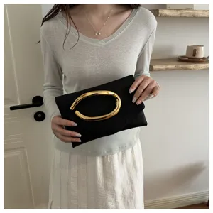 Schicke schwarze Damen-Clutch mit einzigartigem Metallringgriff, modischer und eleganter Sommerschnitt.