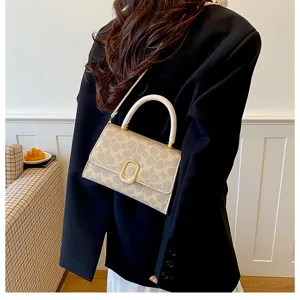 Stilvolle Damen Umhängetasche mit Monogramm Muster und schicker Metallschnalle.