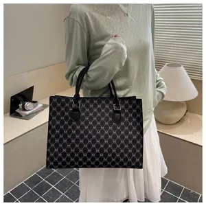Borsa tote nera classica con stampa monogramma, borsa a spalla elegante per uso quotidiano.