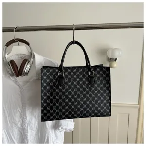 Elegante borsa tote nera con motivo M da donna, borsa a tracolla minimalista ed elegante.
