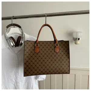 Borsa tote marrone con monogramma da donna, elegante borsa a spalla capiente per uso quotidiano.