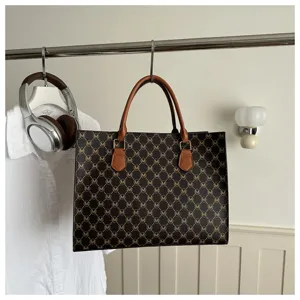Borsa tote marrone alla moda per donna, elegante borsa a spalla ideale per uso quotidiano.