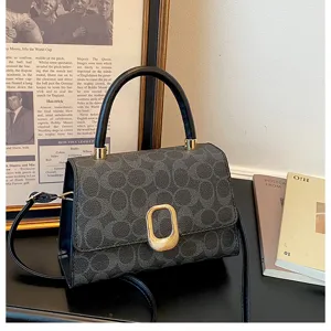 Detailansicht einer modischen Retro Monogramm Umhängetasche mit Metallring-Verschluss.