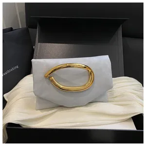 Elegante Damen Clutch Handtasche mit einzigartigem goldenen Ringgriff, modische Freizeittasche.