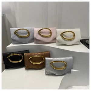 Modische Damen Clutch Tasche mit einzigartigem goldenen Metallgriff und trendigen Farben.