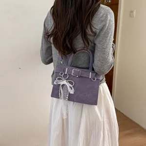 Borsa a tracolla viola da donna stile retrò con fibbia per cintura e fiocco di perle.