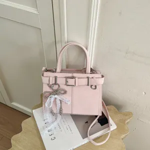 Borsa a mano rosa da lavoro con fibbia per cintura e ciondolo di perle di pizzo, borsa a tracolla chic.