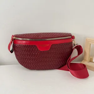 Élégant chic sac bandoulière de selle en cuir tressé rouge mode pour les femmes.