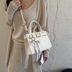 Borsa a tracolla da donna con fibbia e ciondolo a fiocco, elegante borsa casual chic.