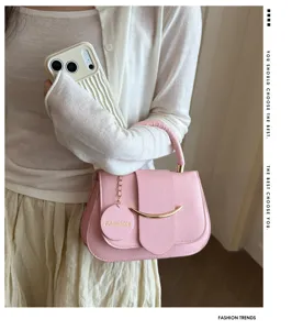 Stijlvolle roze retro handtas voor dames, chique handtas met metalen detail en ketting.
